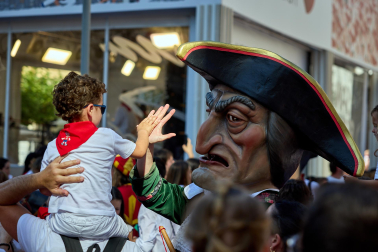 Fotos de la salida de la Comparsa de Gigantes y Cabezudos este 6 de julio de San Fermín 2026