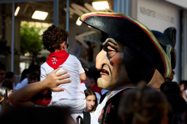 Fotos de la salida de la Comparsa de Gigantes y Cabezudos este 6 de julio de San Fermín 2026