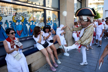 Fotos de la salida de la Comparsa de Gigantes y Cabezudos este 6 de julio de San Fermín 2026