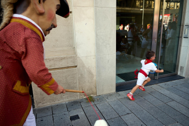 Fotos de la salida de la Comparsa de Gigantes y Cabezudos este 6 de julio de San Fermín 2026