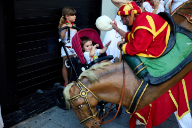 Fotos de la salida de la Comparsa de Gigantes y Cabezudos este 6 de julio de San Fermín 2026