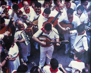 Merche Bretos Noáin (abajo a la izda.) en 1982.