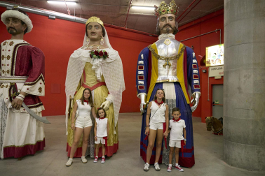 Fotos de la salida de la Comparsa de Gigantes y Cabezudos este 6 de julio de San Fermín 2026