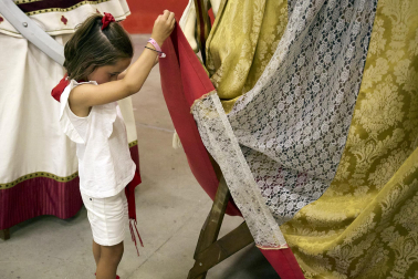 Fotos de la salida de la Comparsa de Gigantes y Cabezudos este 6 de julio de San Fermín 2026