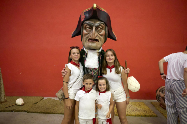 Fotos de la salida de la Comparsa de Gigantes y Cabezudos este 6 de julio de San Fermín 2026