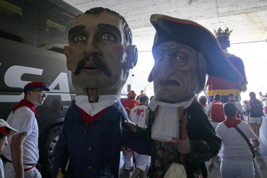 Fotos de la salida de la Comparsa de Gigantes y Cabezudos este 6 de julio de San Fermín 2026