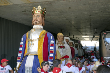 Fotos de la salida de la Comparsa de Gigantes y Cabezudos este 6 de julio de San Fermín 2026