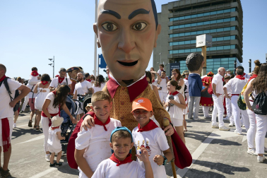 Fotos de la salida de la Comparsa de Gigantes y Cabezudos este 6 de julio de San Fermín 2026