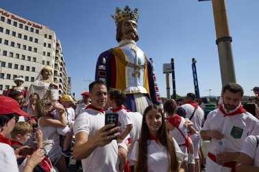 Fotos de la salida de la Comparsa de Gigantes y Cabezudos este 6 de julio de San Fermín 2026