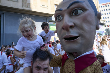 Fotos de la salida de la Comparsa de Gigantes y Cabezudos este 6 de julio de San Fermín 2026