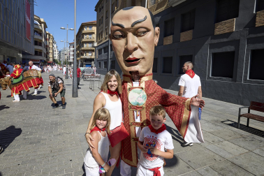Fotos de la salida de la Comparsa de Gigantes y Cabezudos este 6 de julio de San Fermín 2026