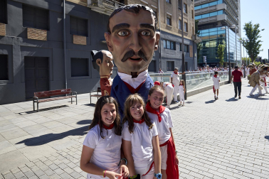 Fotos de la salida de la Comparsa de Gigantes y Cabezudos este 6 de julio de San Fermín 2026