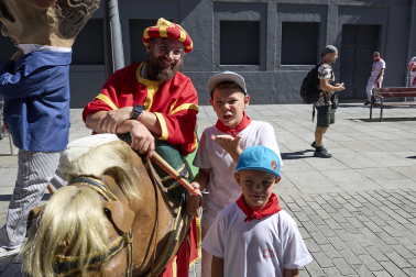 Fotos de la salida de la Comparsa de Gigantes y Cabezudos este 6 de julio de San Fermín 2026