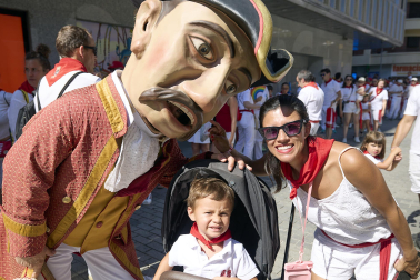 Fotos de la salida de la Comparsa de Gigantes y Cabezudos este 6 de julio de San Fermín 2026