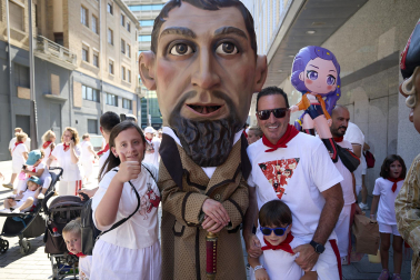 Fotos de la salida de la Comparsa de Gigantes y Cabezudos este 6 de julio de San Fermín 2026