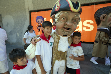 Fotos de la salida de la Comparsa de Gigantes y Cabezudos este 6 de julio de San Fermín 2026
