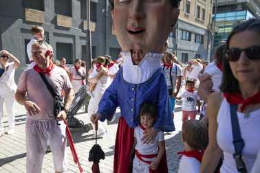Fotos de la salida de la Comparsa de Gigantes y Cabezudos este 6 de julio de San Fermín 2026
