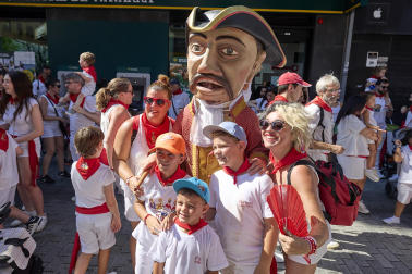 Fotos de la salida de la Comparsa de Gigantes y Cabezudos este 6 de julio de San Fermín 2026