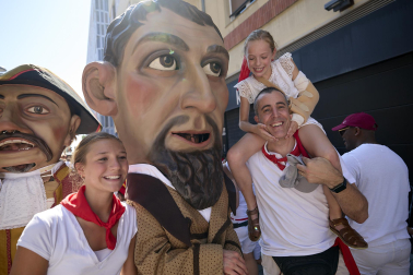 Fotos de la salida de la Comparsa de Gigantes y Cabezudos este 6 de julio de San Fermín 2026