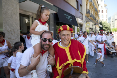 Fotos de la salida de la Comparsa de Gigantes y Cabezudos este 6 de julio de San Fermín 2026