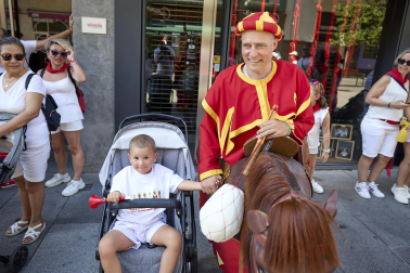 Fotos de la salida de la Comparsa de Gigantes y Cabezudos este 6 de julio de San Fermín 2026