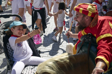 Fotos de la salida de la Comparsa de Gigantes y Cabezudos este 6 de julio de San Fermín 2026