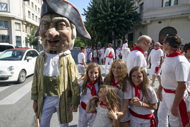 Fotos de la salida de la Comparsa de Gigantes y Cabezudos este 6 de julio de San Fermín 2026