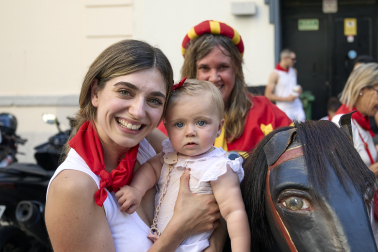 Fotos de la salida de la Comparsa de Gigantes y Cabezudos este 6 de julio de San Fermín 2026