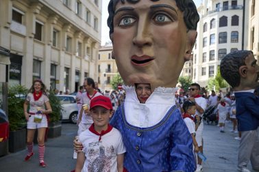 Fotos de la salida de la Comparsa de Gigantes y Cabezudos este 6 de julio de San Fermín 2026