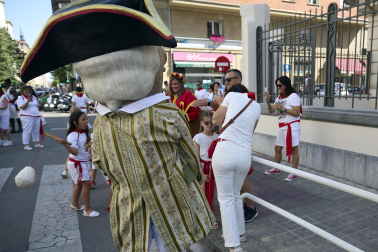 Fotos de la salida de la Comparsa de Gigantes y Cabezudos este 6 de julio de San Fermín 2026