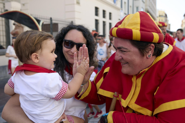 Fotos de la salida de la Comparsa de Gigantes y Cabezudos este 6 de julio de San Fermín 2026