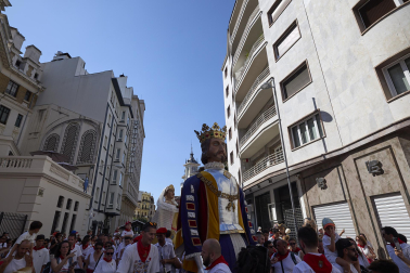 Fotos de la salida de la Comparsa de Gigantes y Cabezudos este 6 de julio de San Fermín 2026