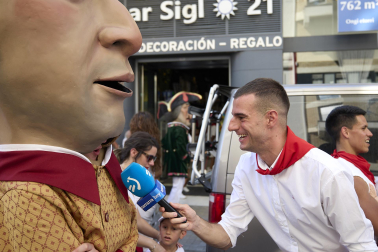 Fotos de la salida de la Comparsa de Gigantes y Cabezudos este 6 de julio de San Fermín 2026