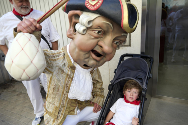 Fotos de la salida de la Comparsa de Gigantes y Cabezudos este 6 de julio de San Fermín 2026