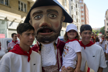 Fotos de la salida de la Comparsa de Gigantes y Cabezudos este 6 de julio de San Fermín 2026