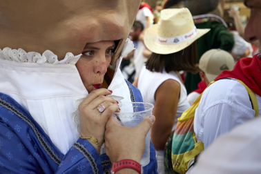 Fotos de la salida de la Comparsa de Gigantes y Cabezudos este 6 de julio de San Fermín 2026