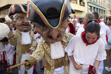 Fotos de la salida de la Comparsa de Gigantes y Cabezudos este 6 de julio de San Fermín 2026