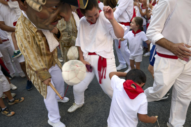 Fotos de la salida de la Comparsa de Gigantes y Cabezudos este 6 de julio de San Fermín 2026