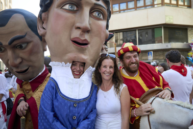 Fotos de la salida de la Comparsa de Gigantes y Cabezudos este 6 de julio de San Fermín 2026