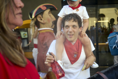 Fotos de la salida de la Comparsa de Gigantes y Cabezudos este 6 de julio de San Fermín 2026