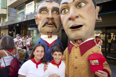 Fotos de la salida de la Comparsa de Gigantes y Cabezudos este 6 de julio de San Fermín 2026