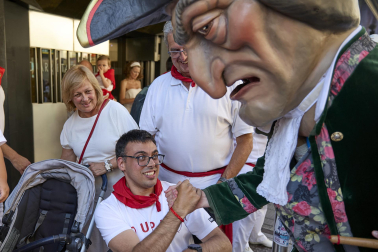 Fotos de la salida de la Comparsa de Gigantes y Cabezudos este 6 de julio de San Fermín 2026