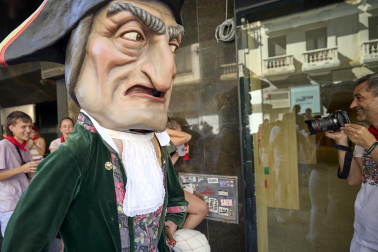 Fotos de la salida de la Comparsa de Gigantes y Cabezudos este 6 de julio de San Fermín 2026