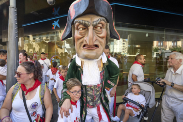 Fotos de la salida de la Comparsa de Gigantes y Cabezudos este 6 de julio de San Fermín 2026