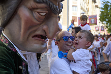 Fotos de la salida de la Comparsa de Gigantes y Cabezudos este 6 de julio de San Fermín 2026