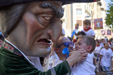 Fotos de la salida de la Comparsa de Gigantes y Cabezudos este 6 de julio de San Fermín 2026