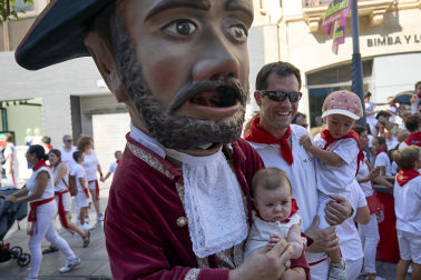 Fotos de la salida de la Comparsa de Gigantes y Cabezudos este 6 de julio de San Fermín 2026