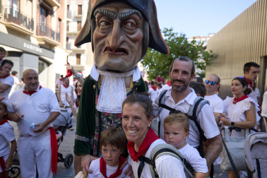 Fotos de la salida de la Comparsa de Gigantes y Cabezudos este 6 de julio de San Fermín 2026
