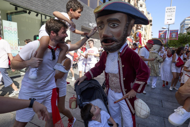Fotos de la salida de la Comparsa de Gigantes y Cabezudos este 6 de julio de San Fermín 2026