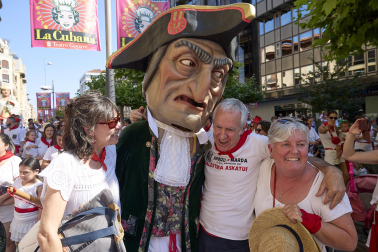 Fotos de la salida de la Comparsa de Gigantes y Cabezudos este 6 de julio de San Fermín 2026